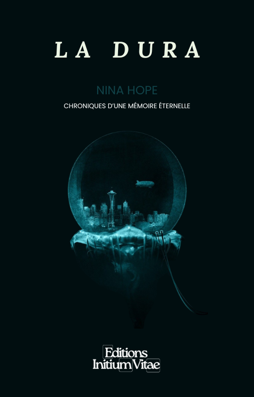 Couverture du roman La Dura, Chroniques d’une mémoire éternelle de Nina Hope. Une illustration sombre représente une ville futuriste encapsulée dans une sphère translucide suspendue à une structure organique. En arrière-plan, le ciel est noir, renforçant l’effet de mystère et d’intemporalité. Le titre apparaît en lettres capitales dorées, suivi d’un sous-titre en blanc argenté. En bas, le logo de la maison d'édition "Initium Vitae