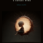 Illustration minimaliste représentant une silhouette d’enfant dans une sphère lumineuse, sur fond sombre. Évoque la solitude intérieure, la fragilité du lien rompu et la mémoire du corps. Image de couverture du livre Naëros, L’Enfant-Orbe par Nina Hope.