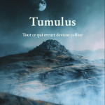 Couverture du livre Tumulus, tout ce qui meurt devient colline de Nina Hope, récit poétique et fragmentaire sur la mémoire, les veillées, et les traces laissées par les vivants et les morts.