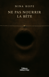 Illustration sombre et expressive représentant une silhouette partiellement engloutie dans l’ombre, avec une bouche béante à peine visible. visuel de couverture du livre Ne pas nourrir la bête de Nina Hope.